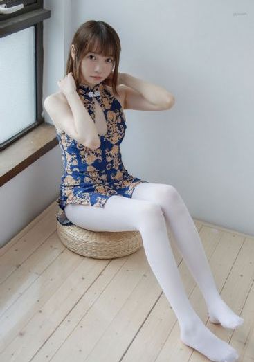 欧美吊带丝绒裙外穿街拍_HD免费在线观看